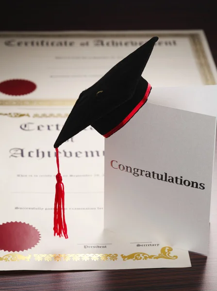 Felicitaciones Nota con gorra de graduación — Foto de Stock