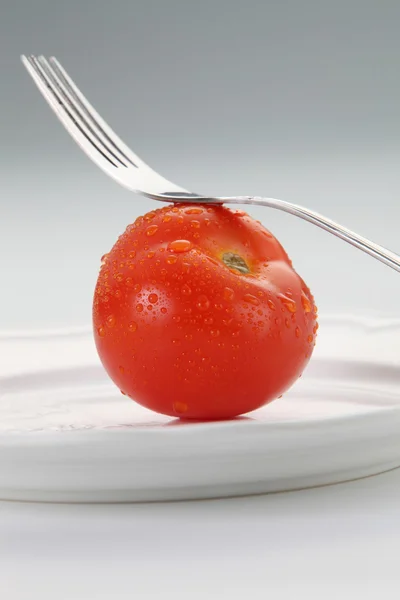 Tomate fresco no prato — Fotografia de Stock