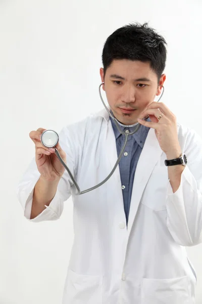 Médico chino con fonendoscopio —  Fotos de Stock