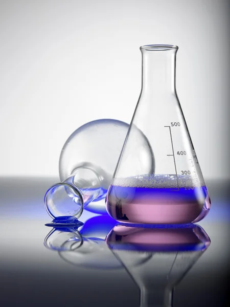 Лабораторное стекло с жидкостью — стоковое фото