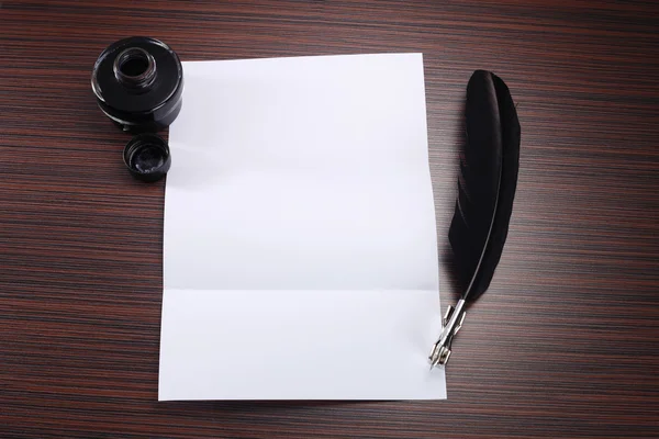Quill pen on the blank note — Stock Photo, Image