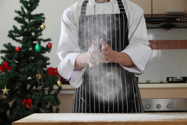 Šéfkuchař s moukou na ruce — Stock fotografie