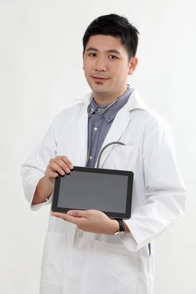 Chinese doctor with tablet — Stock Photo, Image