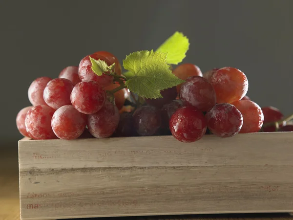 Виноград в деревянной коробке — стоковое фото