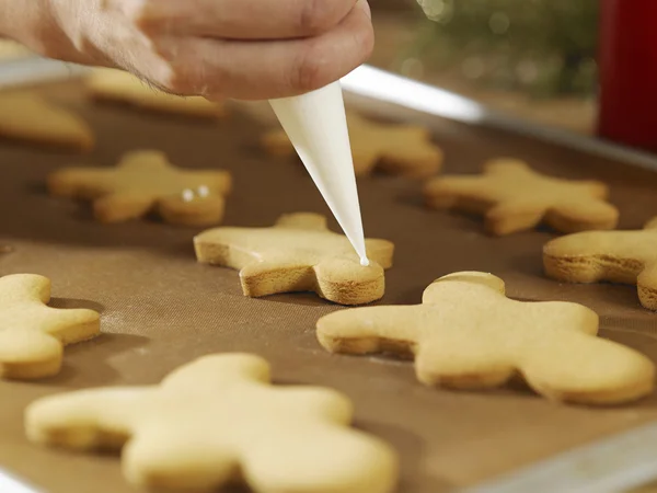 Chef decorando biscoitos — Fotografia de Stock