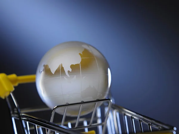 Glas Globen shopping cart. — Stockfoto