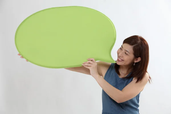 Mujer sosteniendo el habla burbuja — Foto de Stock