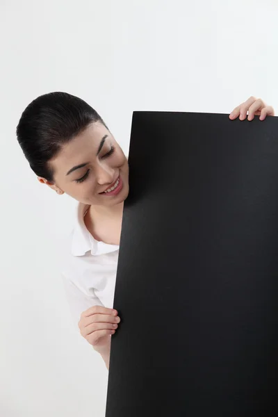 Mulher segurando cartão em branco — Fotografia de Stock