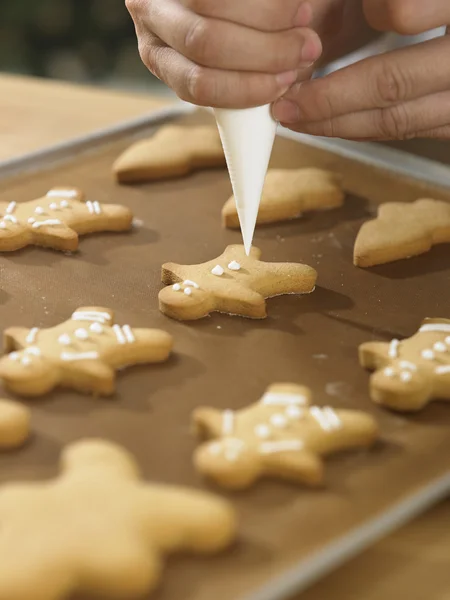 Chef decorando biscoitos — Fotografia de Stock