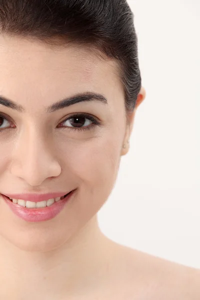 Portrait of young woman smiling — Stock Photo, Image