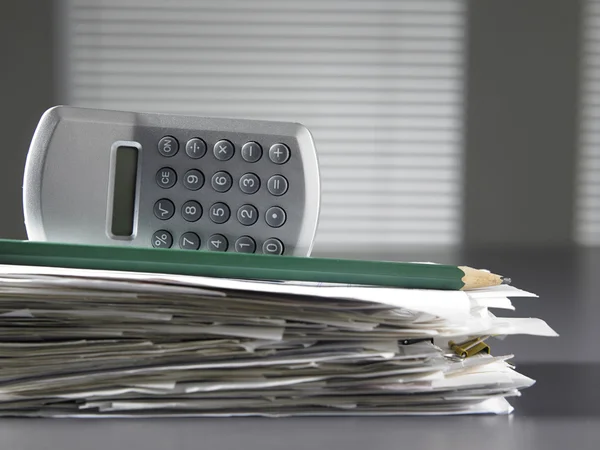 Facturas y calculadora —  Fotos de Stock