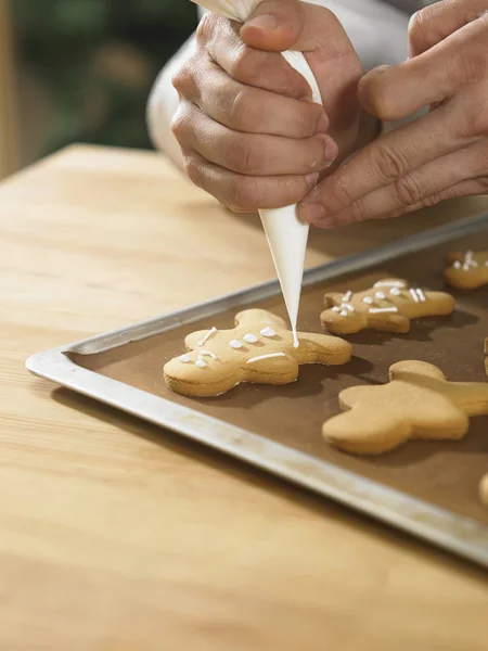 Chef decorando galletas —  Fotos de Stock