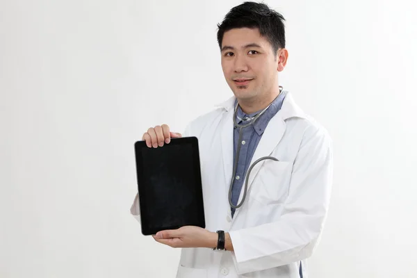 Chiński lekarz z tabletem — Zdjęcie stockowe