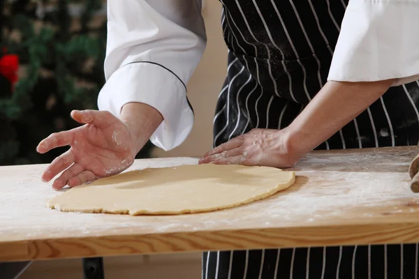 Chef sdjusting and flatten the dough — Stock Photo, Image