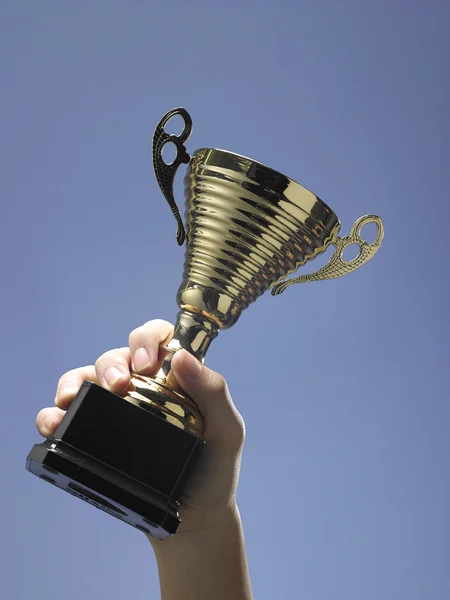 Homem segurando troféu de perto — Fotografia de Stock