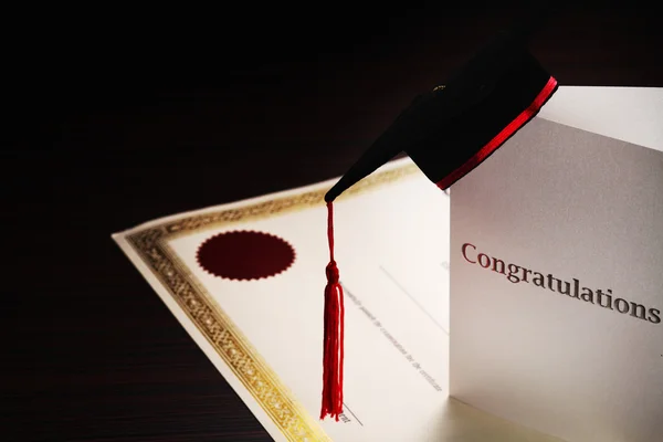 Congratulations Note with Graduation cap — 스톡 사진