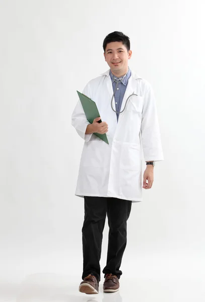 Médico chino con clip board —  Fotos de Stock