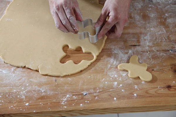 Chef cortando al panadero de jengibre —  Fotos de Stock