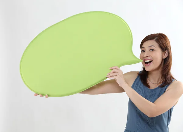 Mujer sosteniendo el habla burbuja — Foto de Stock