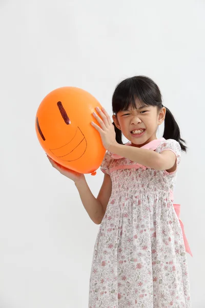 Arrabbiato ragazza tenendo palloncino — Foto Stock