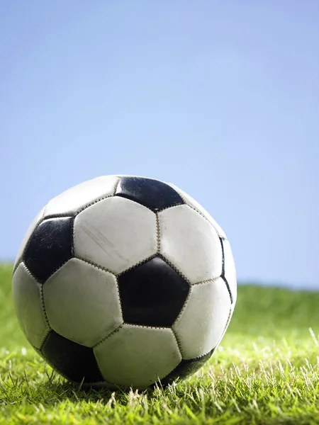 Bola de futebol na grama — Fotografia de Stock