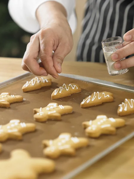 Chef decorating cookies — Stock Photo, Image