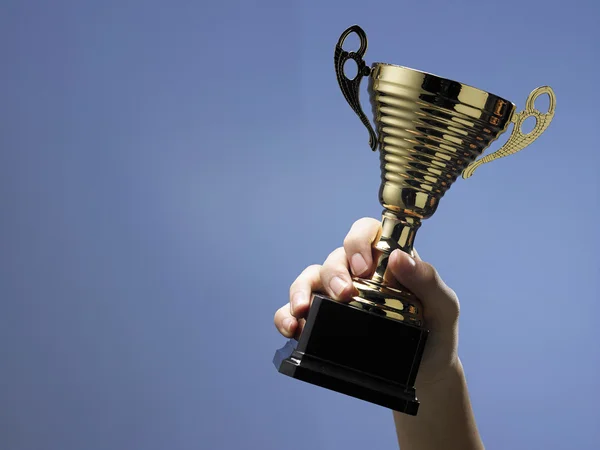 Homem segurando troféu de perto — Fotografia de Stock