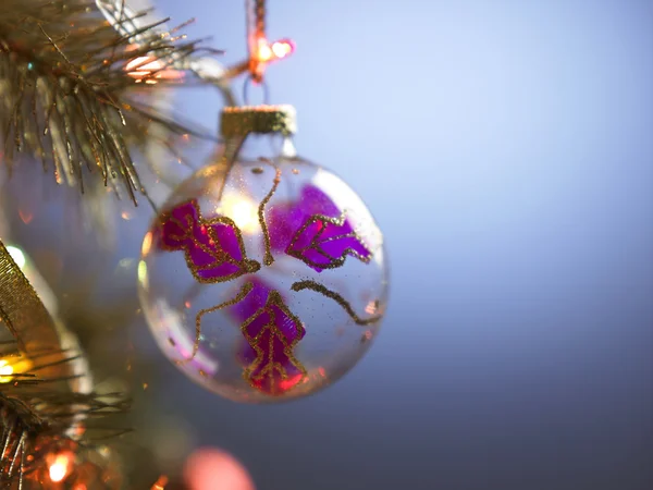Bola de Navidad con adorno — Foto de Stock