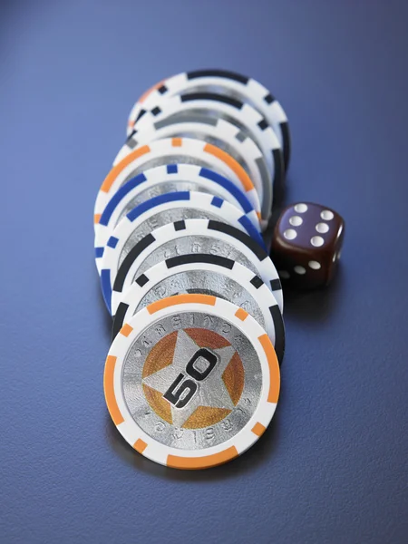 Tärningar och casino chips — Stockfoto