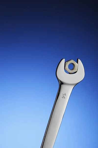 Jeden klucz do metalu i orzechów — Zdjęcie stockowe