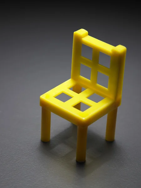 Spielzeug gelber Stuhl — Stockfoto