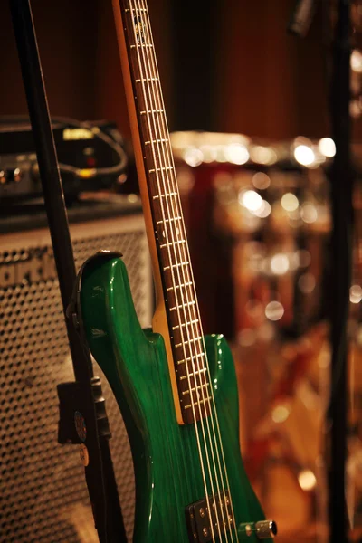 Green e-guitar on a stand — Stock Photo, Image