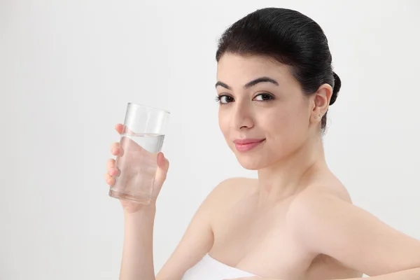 Mujer sosteniendo vaso de agua —  Fotos de Stock