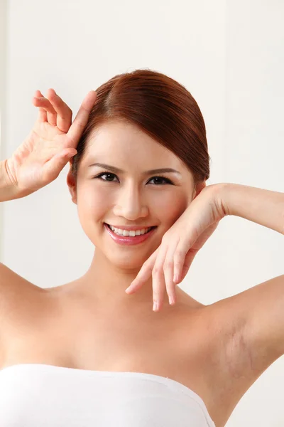 Mujer tocando su cara — Foto de Stock