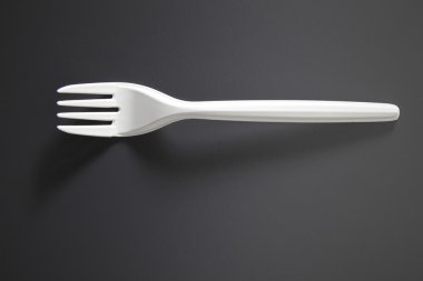 Arka plan üzerinde plastik çatal