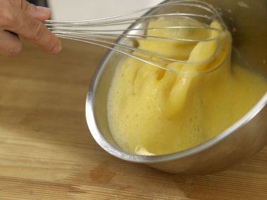 yumurta yenerek eller