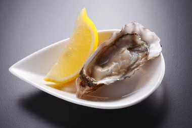 Limonlu istiridye plaka üzerinde