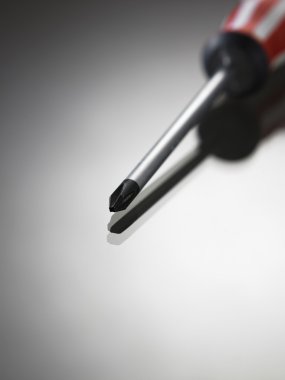 Gri arka plan üzerinde tornavida