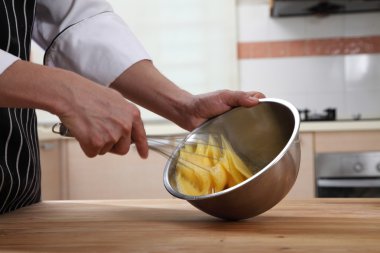 yumurta yenerek eller