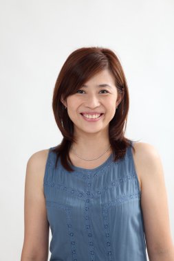 Çinli kadın gülümseyerek