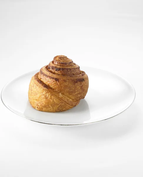 Cinnamon roll on the plate — Stock Photo, Image