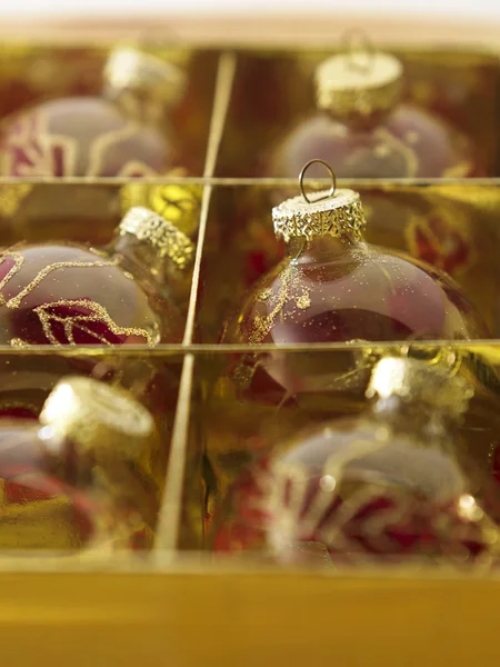 Kerstballen in vak — Stockfoto