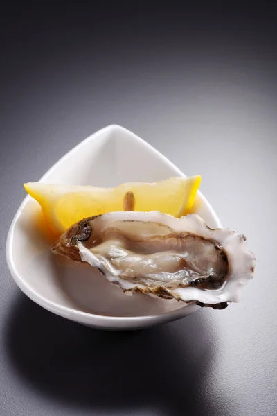 Oyster with Lemon on plate — Stock Photo, Image