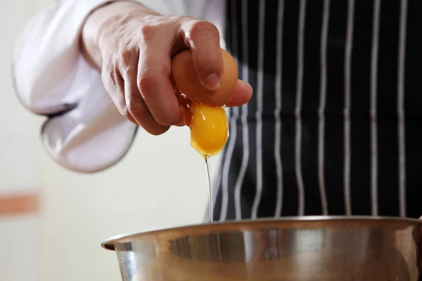 Romper el huevo en la batidora —  Fotos de Stock