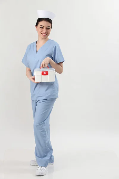 Enfermeira com kit de primeiros socorros — Fotografia de Stock