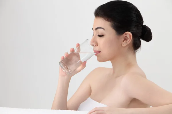 Vrouw die water drinkt — Stockfoto