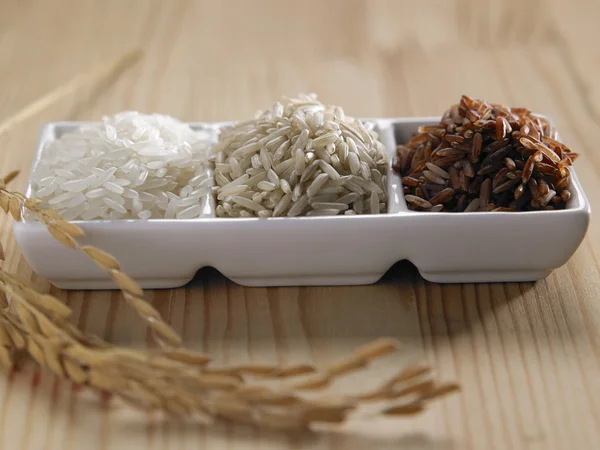 Variaty masanın üzerine pirinç — Stok fotoğraf