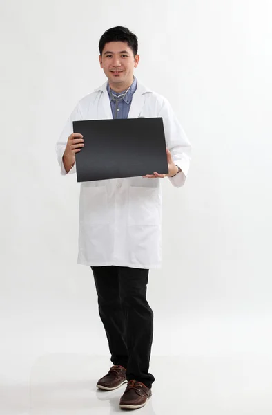 Médico chino con tarjeta en blanco —  Fotos de Stock