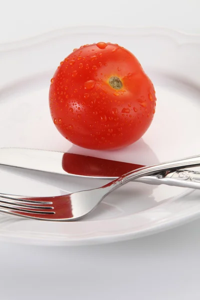 プレート上の赤いトマト — ストック写真