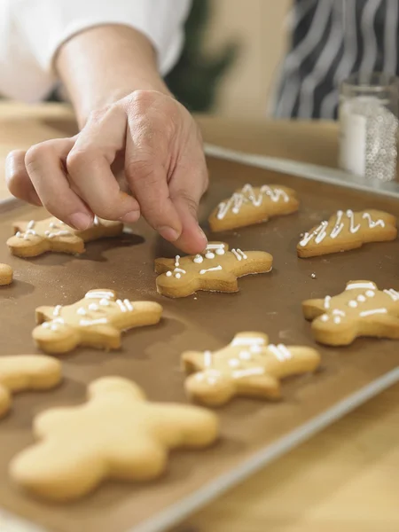 Chef decorando galletas —  Fotos de Stock